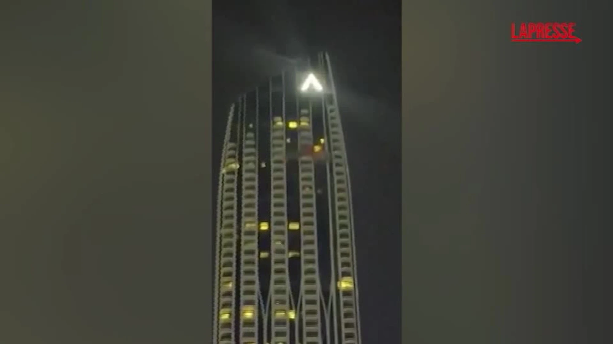 Iran, incendio nella torre del Dubai Creek Harbor dopo l'attacco con un drone