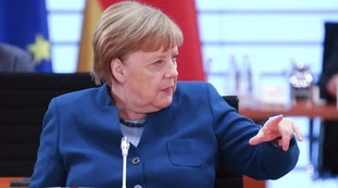Migranti,  scontro sui profughi tra Italia e Germania: il trucco con cui la Merkel sospende gli accordi di Dublino