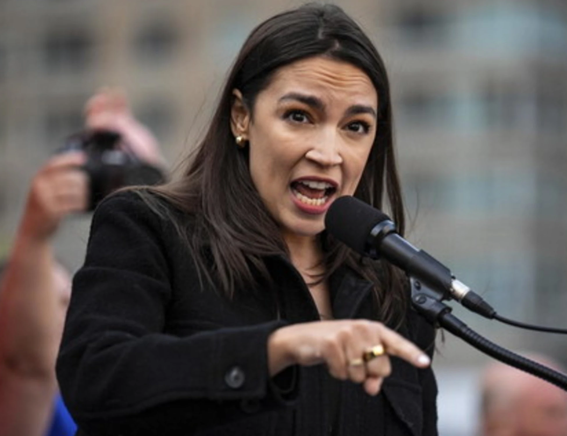 Ocasio Cortez bambina povera? Balle: la pasionaria dem sbugiardata