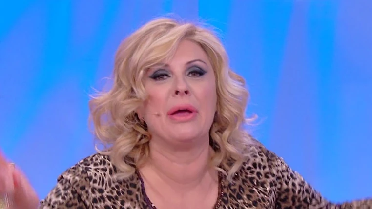 Uomini e Donne, Tina Cipollari fuori controllo: "Sei soltanto un cog***". Chi brutalizza, gelo in studio