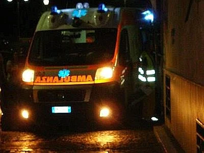 Tragico incidente a Reggio Emilia, auto contro bus: quattro giovani morti