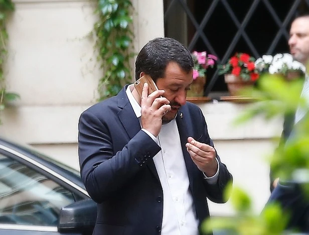Matteo Salvini, le strane telefonate da Bruxelles: lo spettro del complotto, come lo hanno fatto fuori