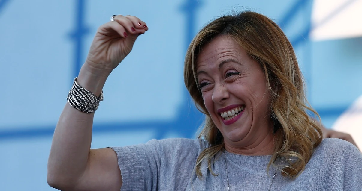 Giorgia Meloni contro Matteo Renzi: "Non elegge se stesso, figuriamoci chi passa con lui"