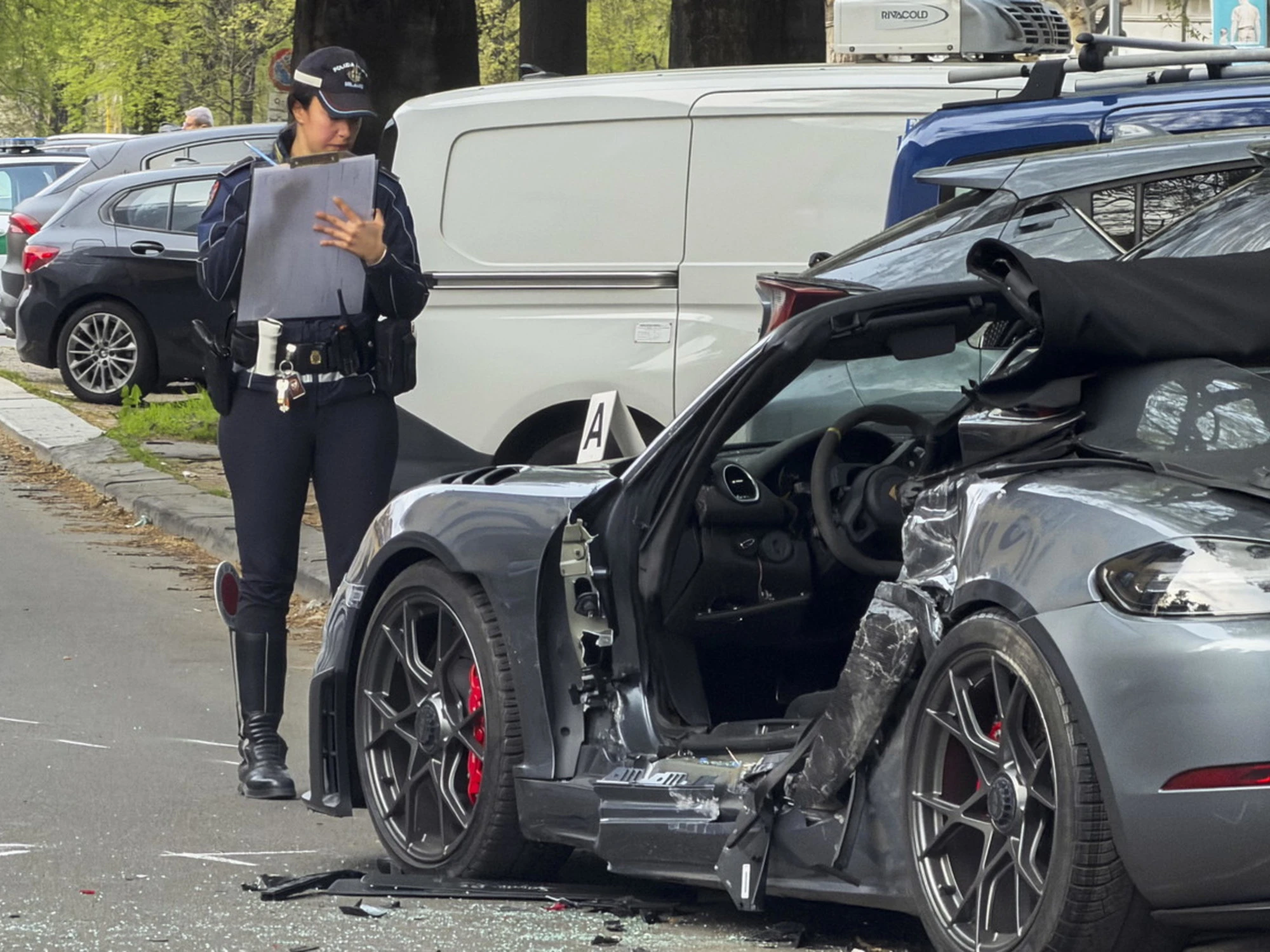 Milano, si schianta con la Porsche sulle auto in sosta: morto un 21enne e due feriti