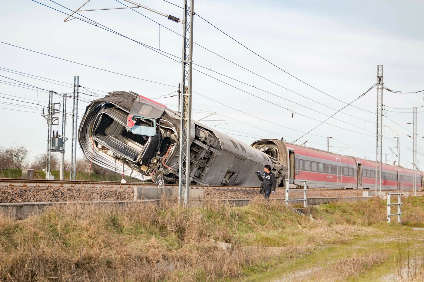 Treno deragliato a Lodi, spunta l'ipotesi del guasto elettrico: la pista dopo gli ultimi accertamenti