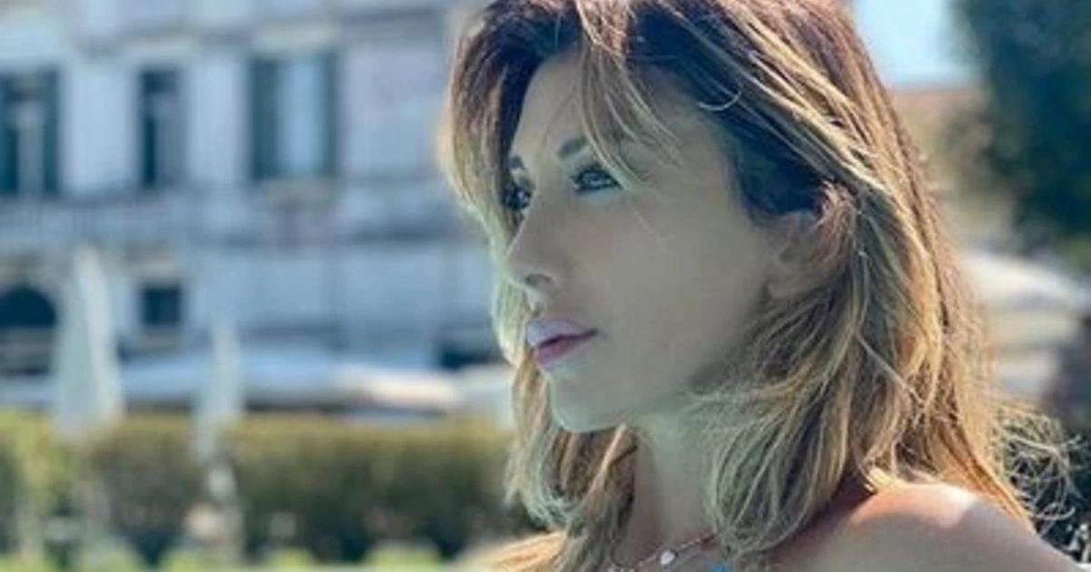 Sabrina Salerno, il bikini non contiene il décolleté: "Petto in fuori", visione mozzafiato