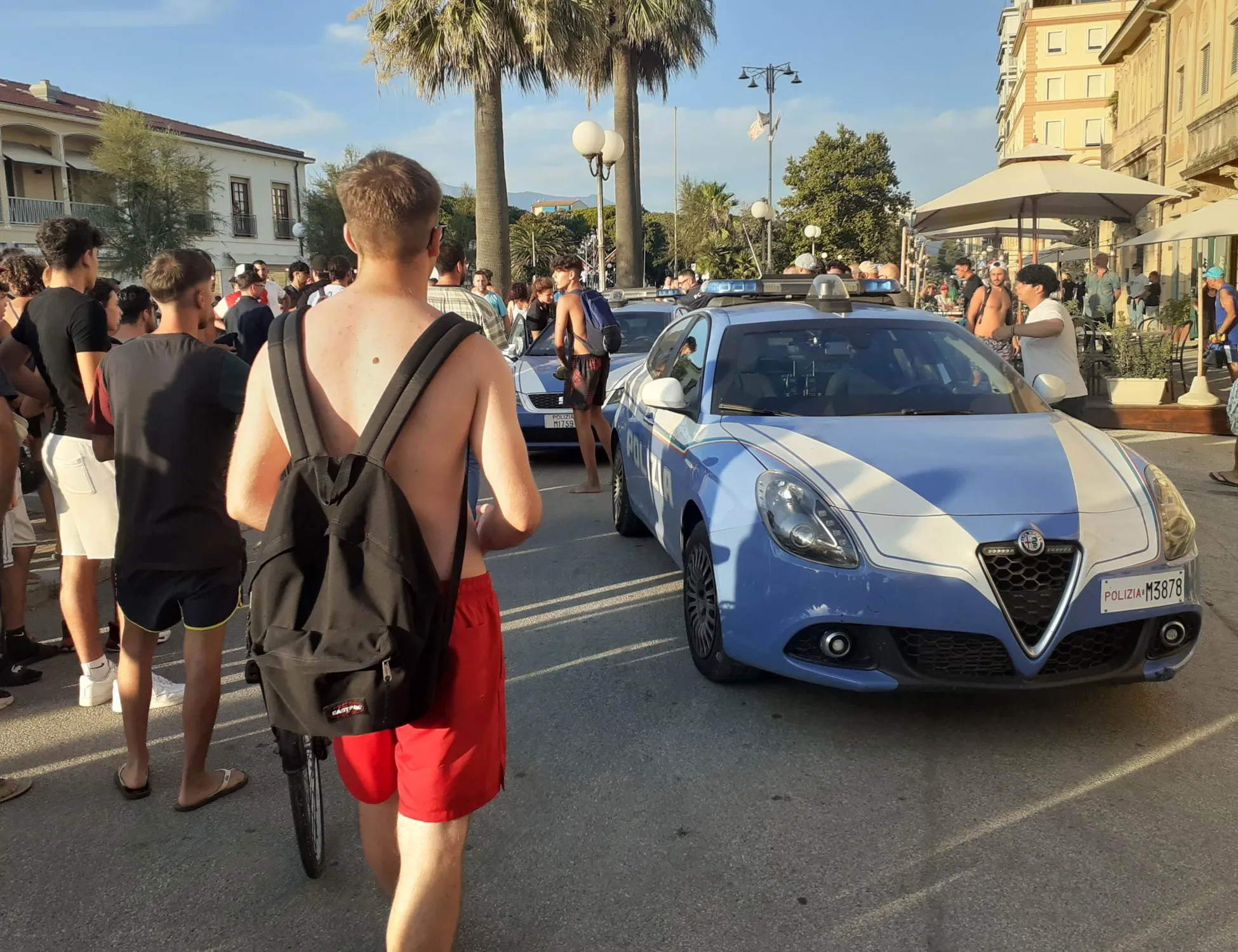 Leggi l'articolo: Africano ci prova con una ragazza per strada. Lei dice no: reazione bestiale a Viareggio
