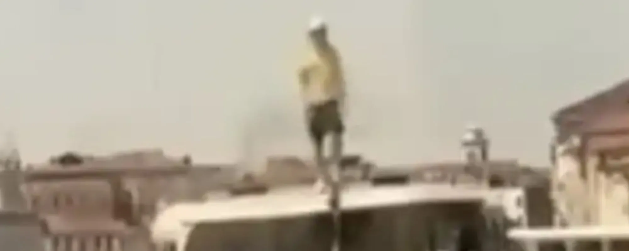 Il turista cafone sale sul tetto del vaporetto: finisce malissimo <span style="color: rgb(153, 0, 0);">Video</span>