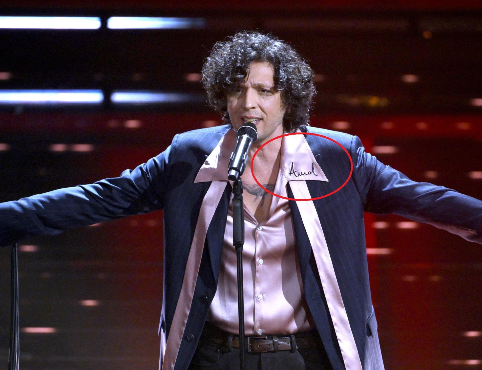 Sanremo 2026, Ermal Meta proPal: "Voto 8". Repubblica esulta, cosa spunta sulla giacca