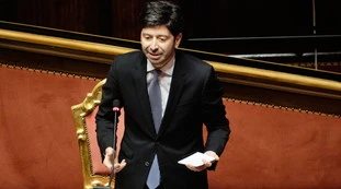 Roberto Speranza sull'emergenza coronavirus: "Miglioramenti già a metà primavera", quella strana frase del ministro