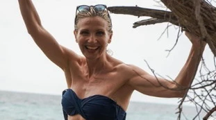 Lorella Cuccarini, fisico mozzafiato a 57 anni: il commento di Arisa spiazza tutti