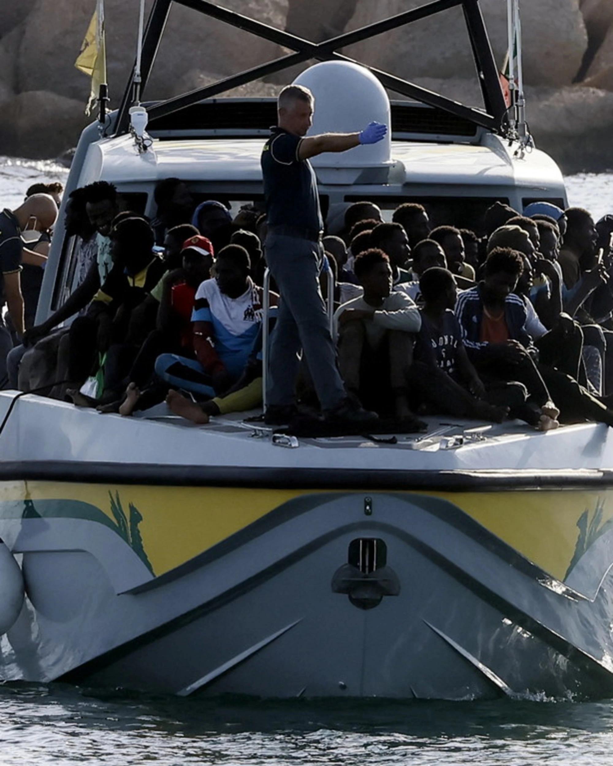 Lampedusa, sul barcone di migranti trovato un razzo "come quello da guerra"