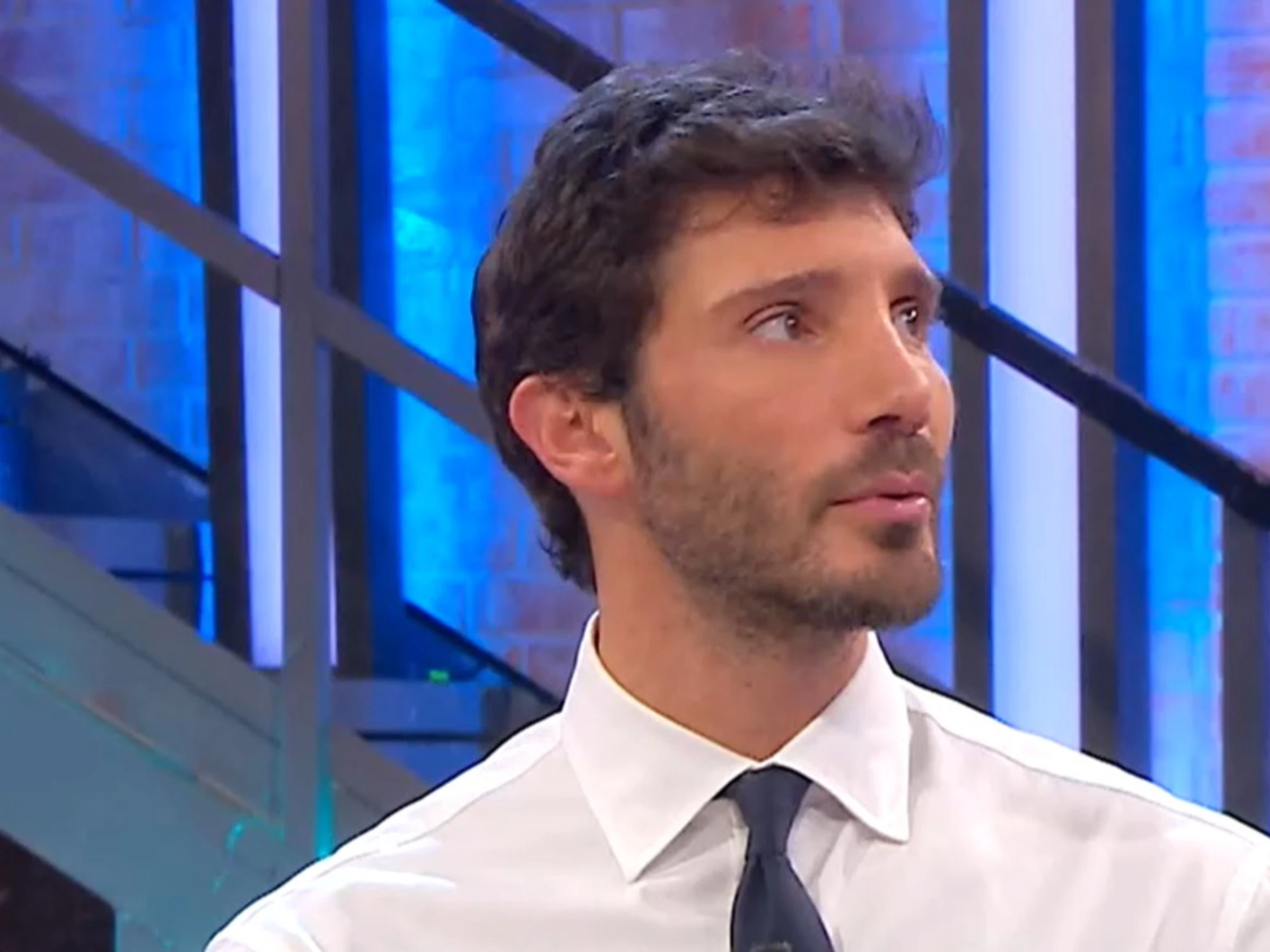 Affari Tuoi, clamorosa rivolta di De Martino contro il Dottore: "Questo è troppo"