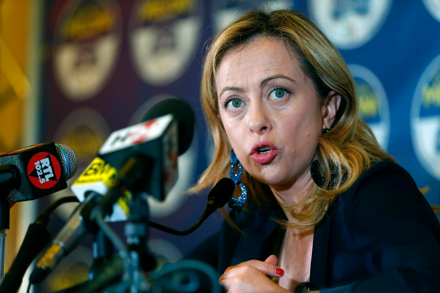 Giorgia Meloni, aggredita da un nigeriano una madre che leggeva il libro della leader di FdI