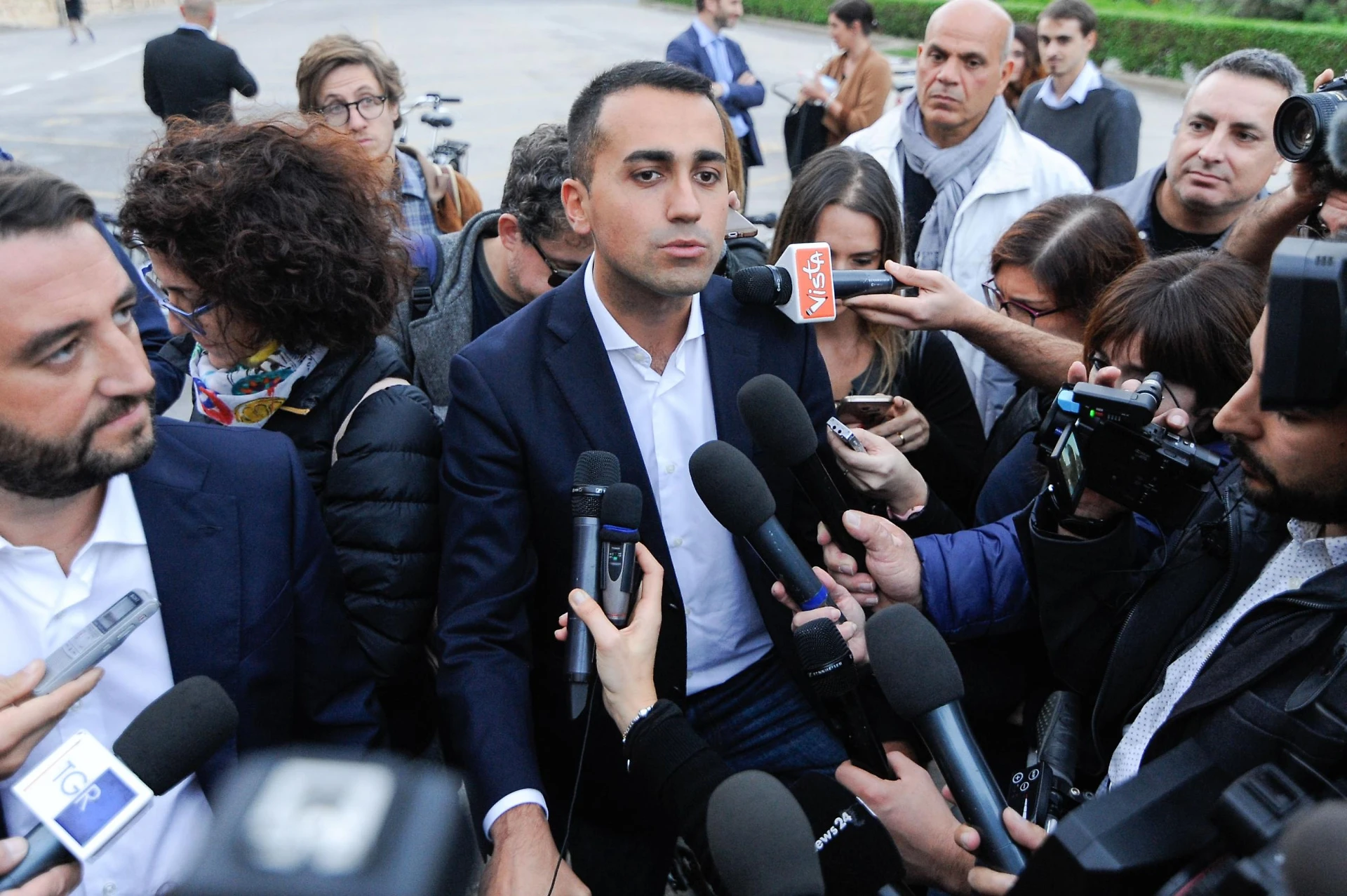 Di Maio salta il confronto con Renzi e va da Fazio: al suo posto Di Battista dopo una settimana