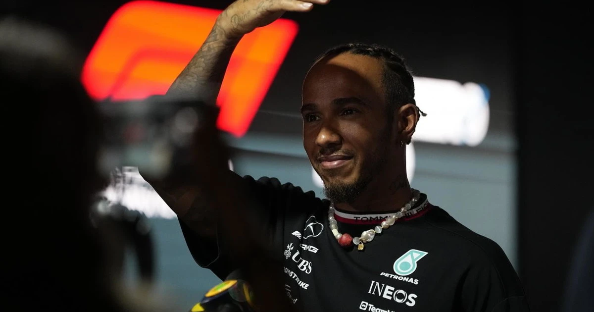 Lewis Hamilton "a cena con John Elkann": l'indiscrezione scuote la Ferrari