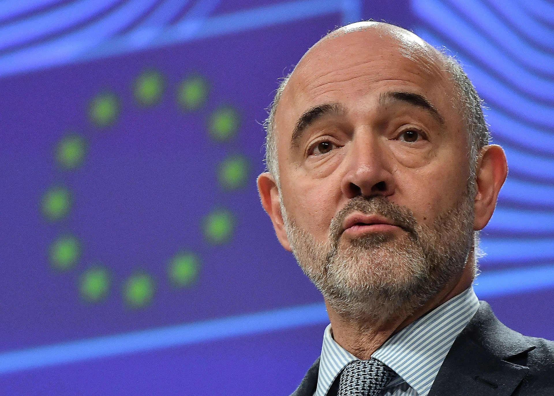 Pierre Moscovici minaccia l'Italia: "Così rovinate l'Eurozona", il diktat del burocrate