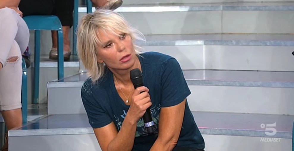 Uomini e donne, la rivoluzione sexy di Maria De Filippi: si ripresenta in studio così, una bomba