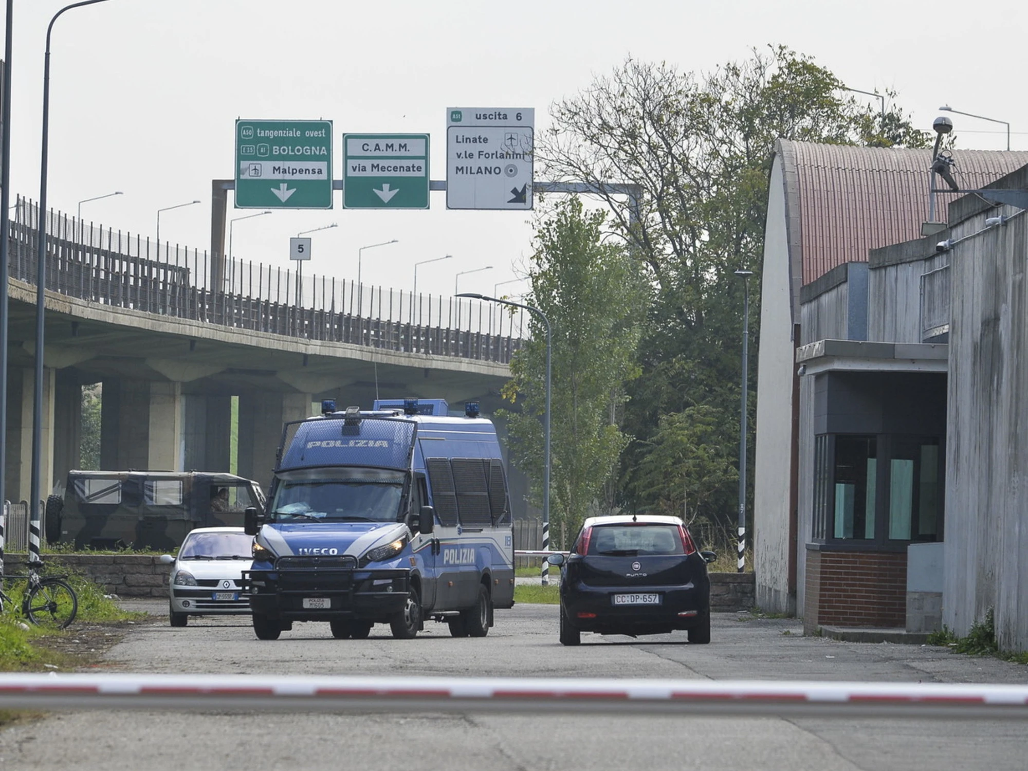 Milano, pakistano tenta di uccidere un carabiniere al Cpr di via Corelli