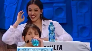 Amici, imbarazzante gaffe di Giulia Stabile. Maria De Filippi si deve scusare in diretta con Silvia Toffanin