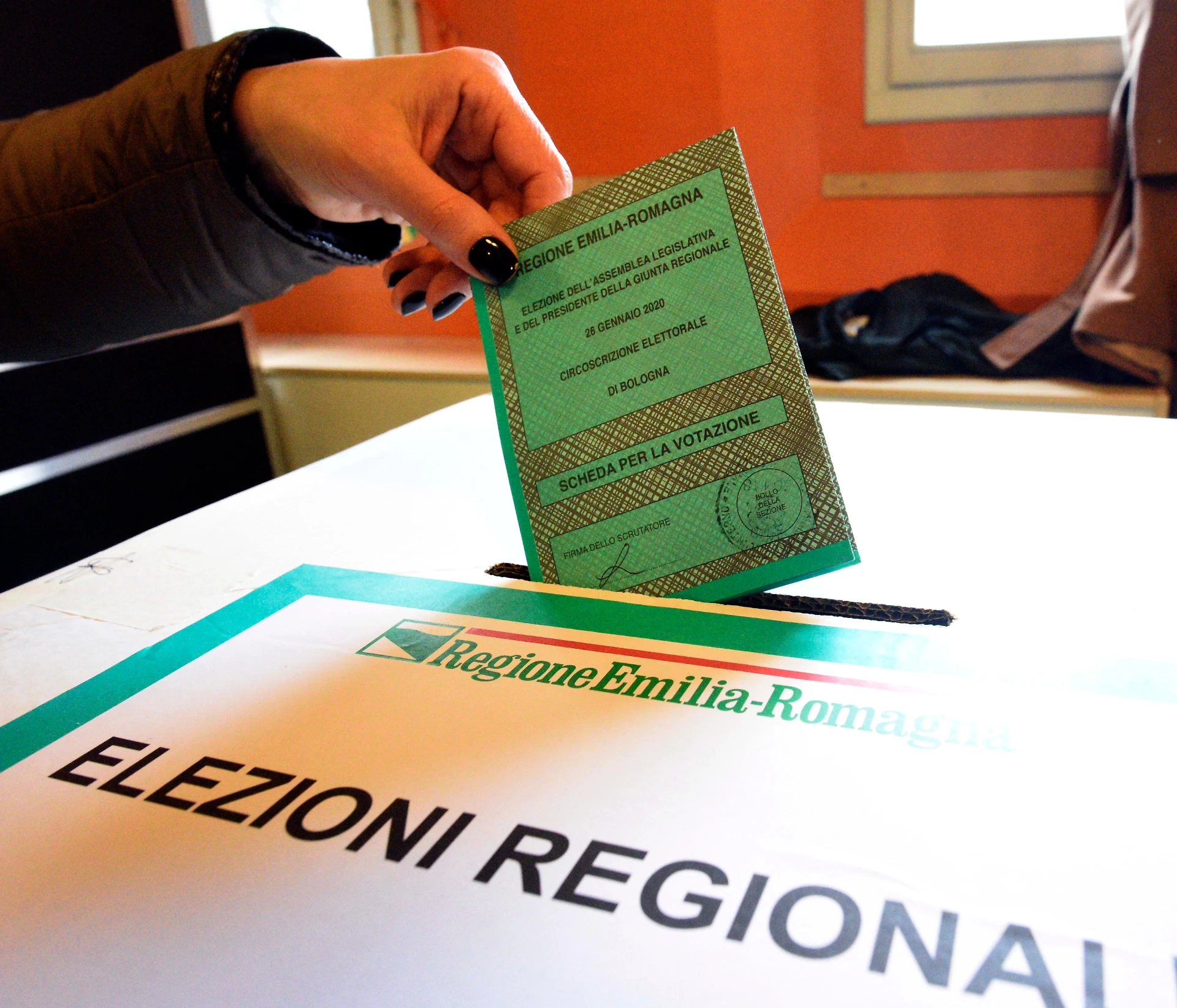 Emilia Romagna, l'affluenza alle 19 sfiora il 60%: gli analisti, perché il dato può favorire la Borgonzoni