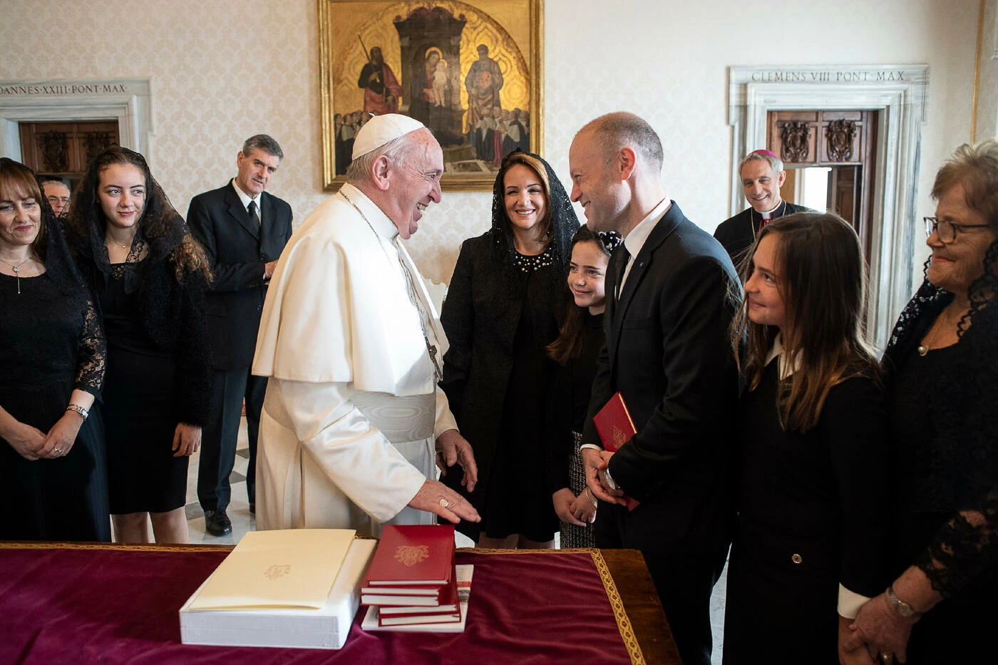 Papa Francesco, incontro imbarazzante in Vaticano: nemmeno Giuseppe Conte ha voluto, ma lui...