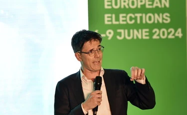 Europarlamento, il co-presidente dei Verdi si dimette per una relazione con la collega 25enne