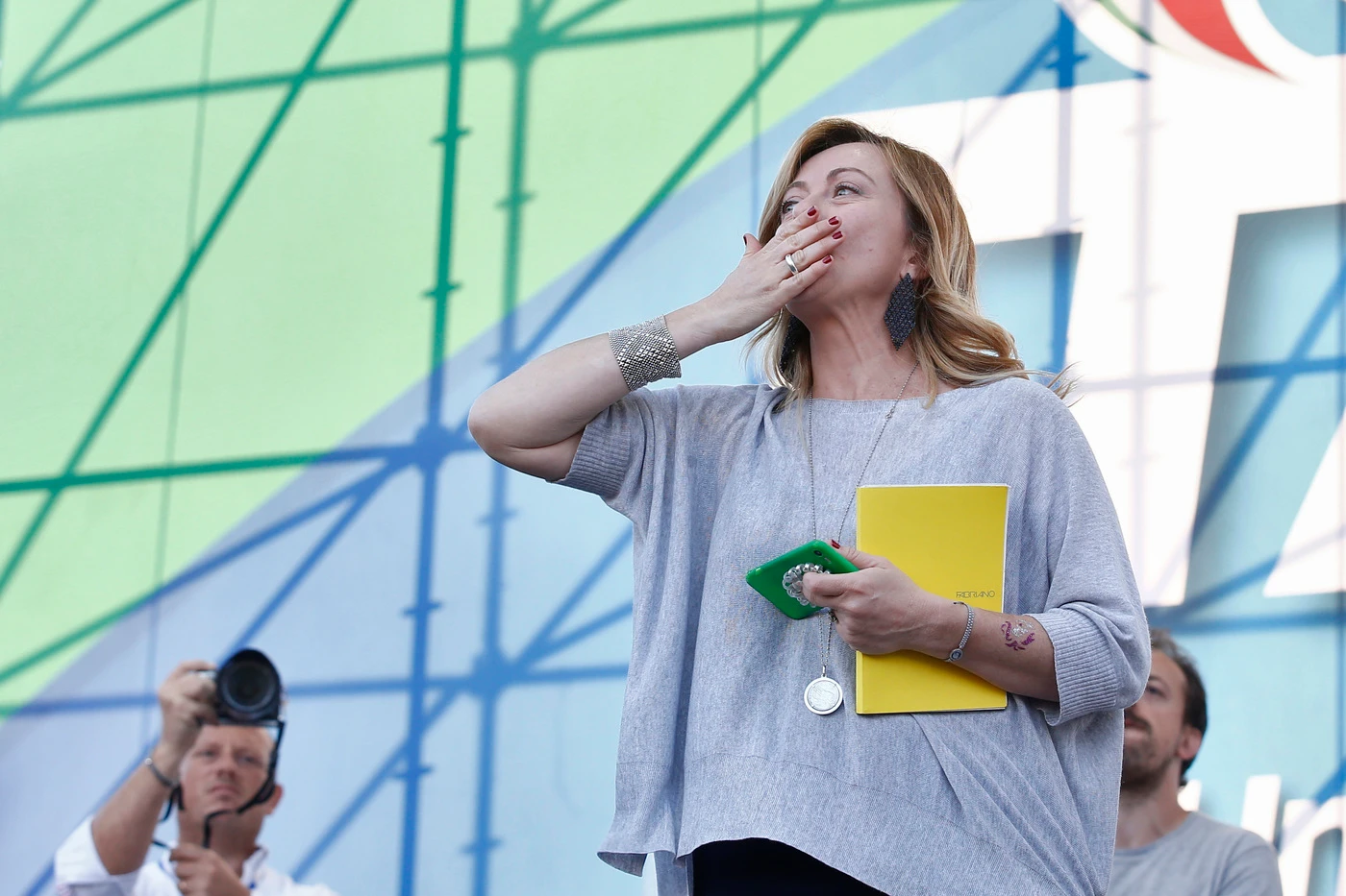 Giorgia Meloni, i sondaggi e la svolta copernicana di FdI: "Né Salvini né Berlusconi, a chi rubiamo i voti"