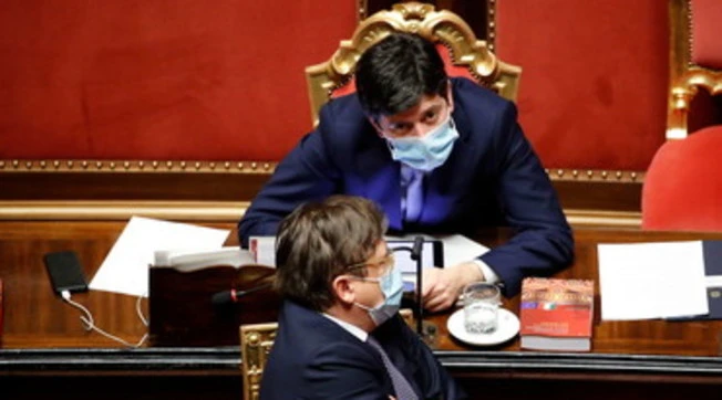 Pierpaolo Sileri, "o taci o sono pronti i dossier contro di te". Covid, retroscena: le minacce dal ministero