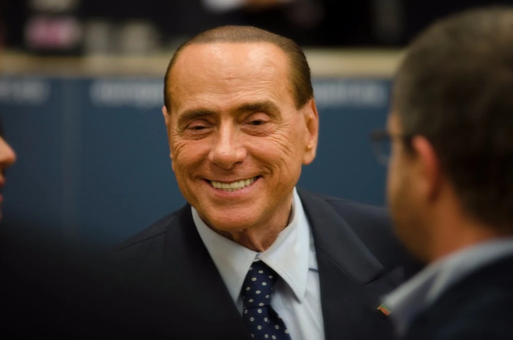 Silvio Berlusconi si prepara per il voto: due liste di centro con Forza Italia. Il sondaggio: 30%