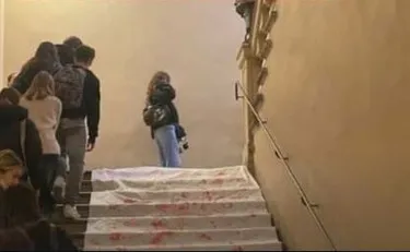 Bologna, vergogna rossa contro il senatore FdI: "Ora ti diamo il benvenuto"
