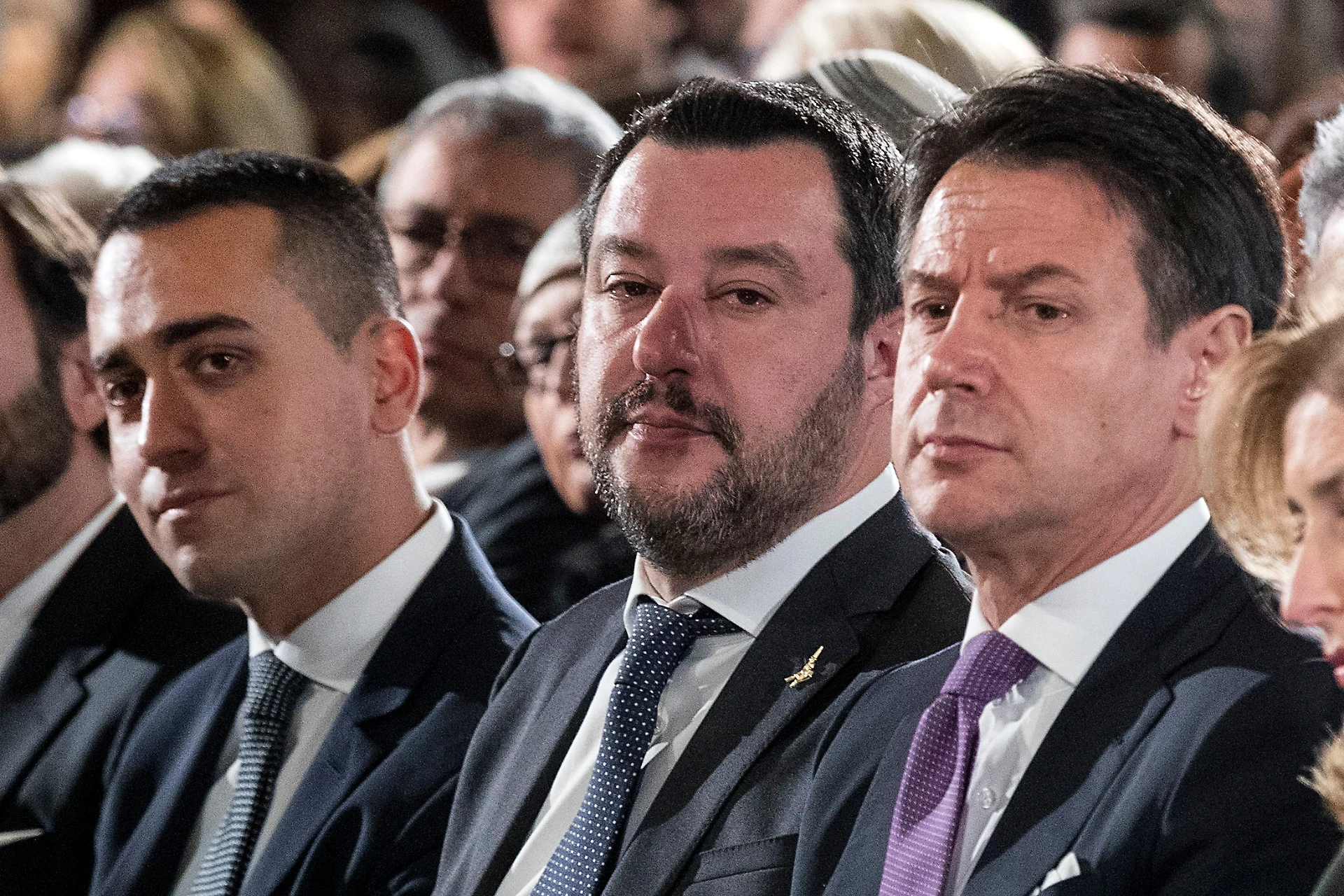 Crisi di governo, Matteo Salvini pone le condizioni per andare avanti: flat tax e autonomia