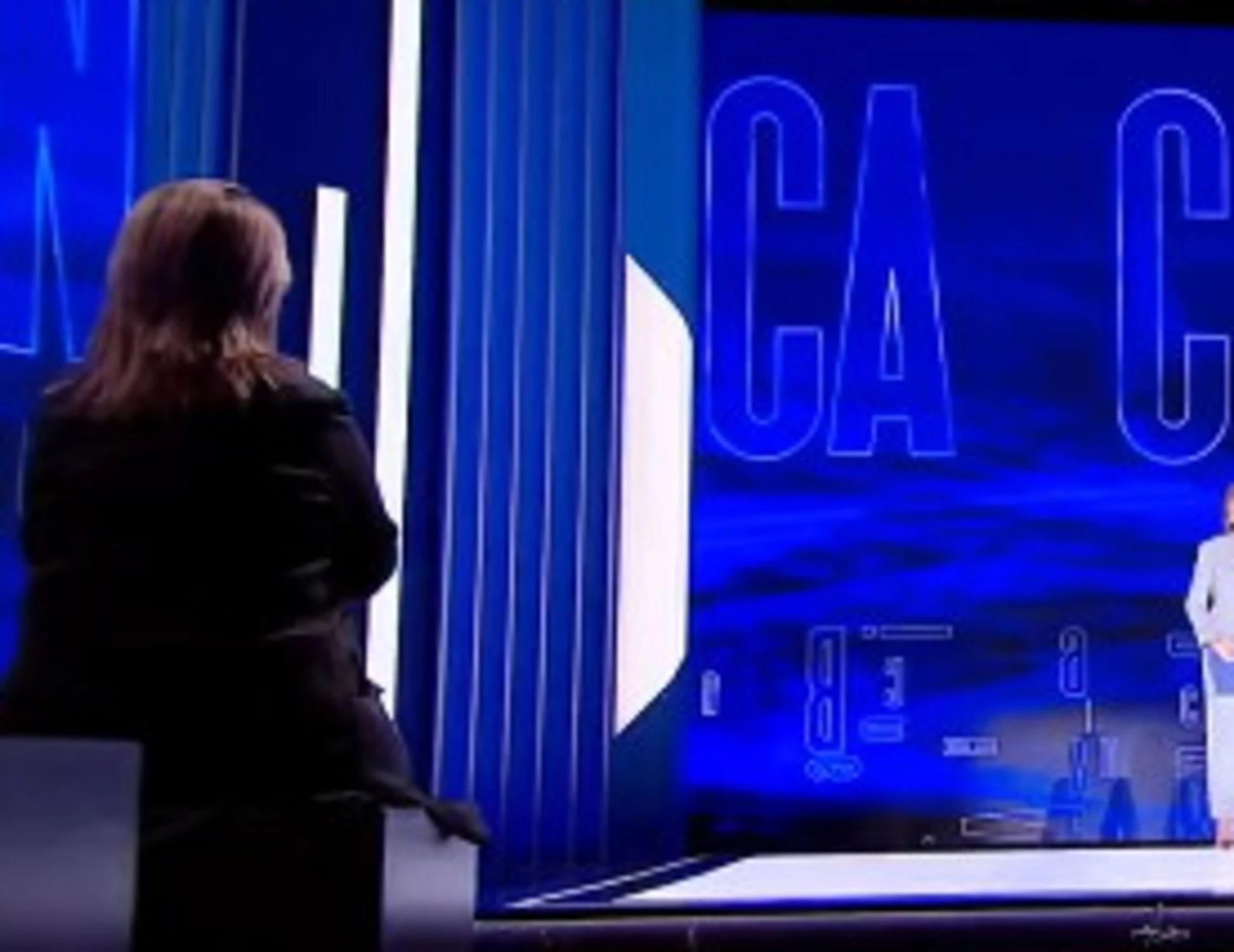 E' sempre Cartabianca, "c'è stato un incidente": ritardo di mezz'ora, Berlinguer in imbarazzo