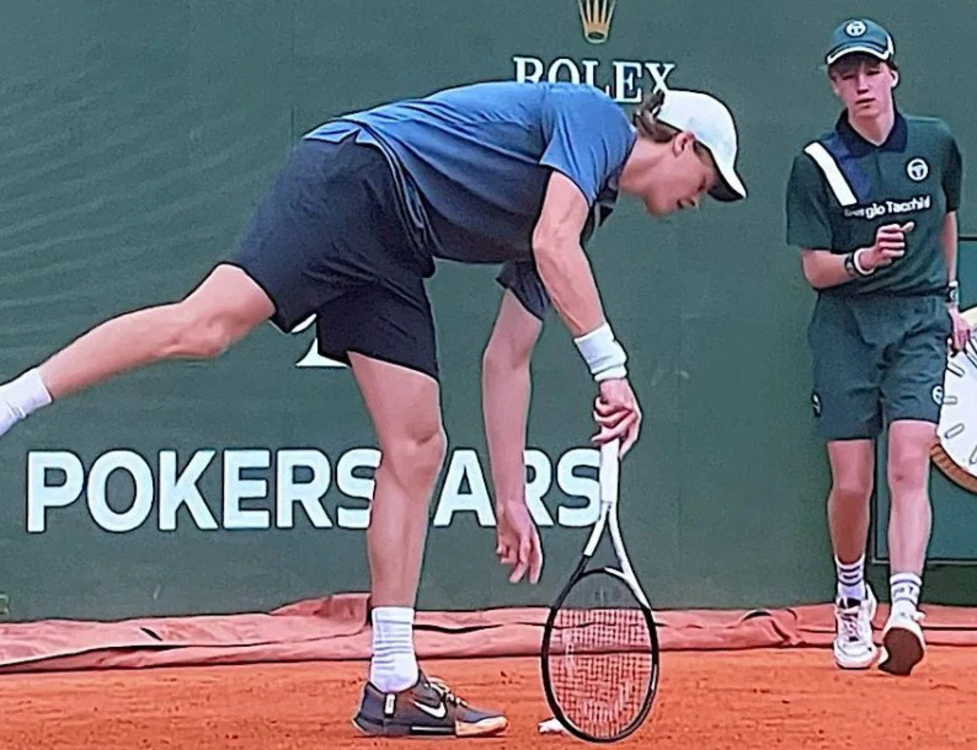 Jannik Sinner, imprevisto in campo con Zverev: cosa gli cade dalla tasca