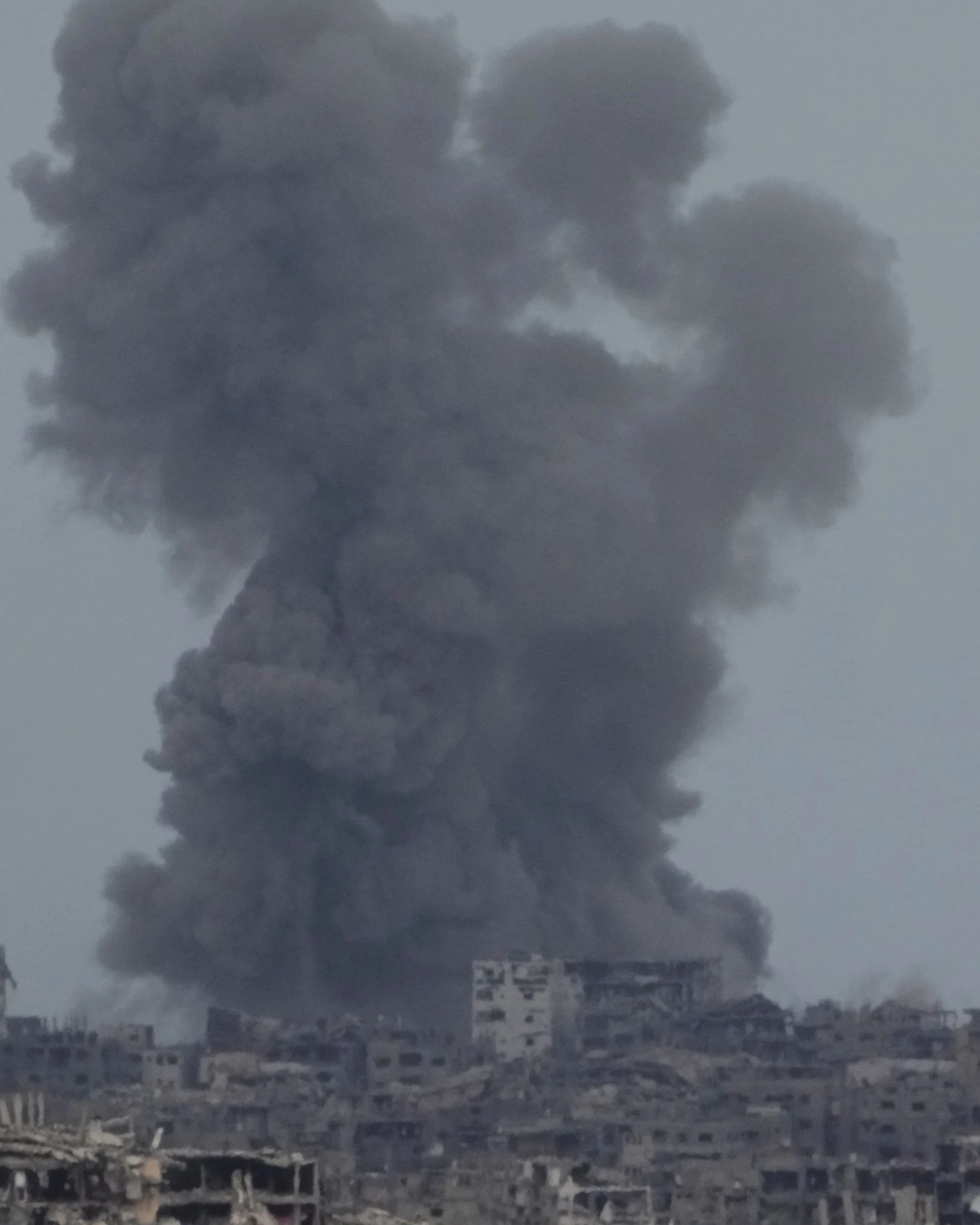 Gaza, Israele risponde agli attacchi di Hamas: nuova ondata di raid aerei