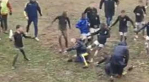 Salice di Fossano, maxi-rissa in campo tra calciatori 12enni: dirigente-papà "massacrato"