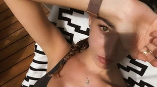 Belen Rodriguez sfida la censura: senza slip, inquadra proprio lì giù e copre con una mano