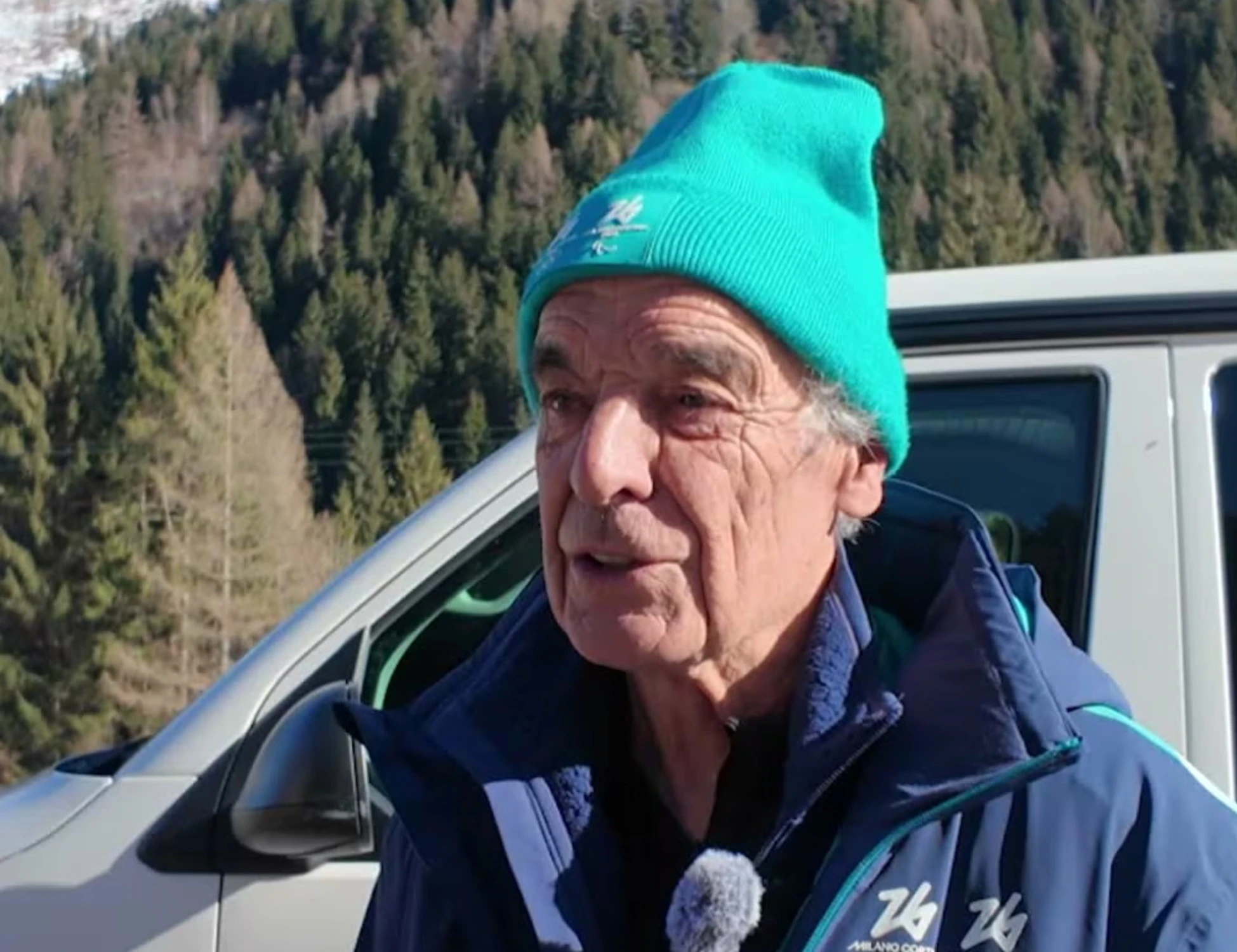 Milano-Cortina, hotel troppo costosi: il volontario 79enne si accampa nel furgone