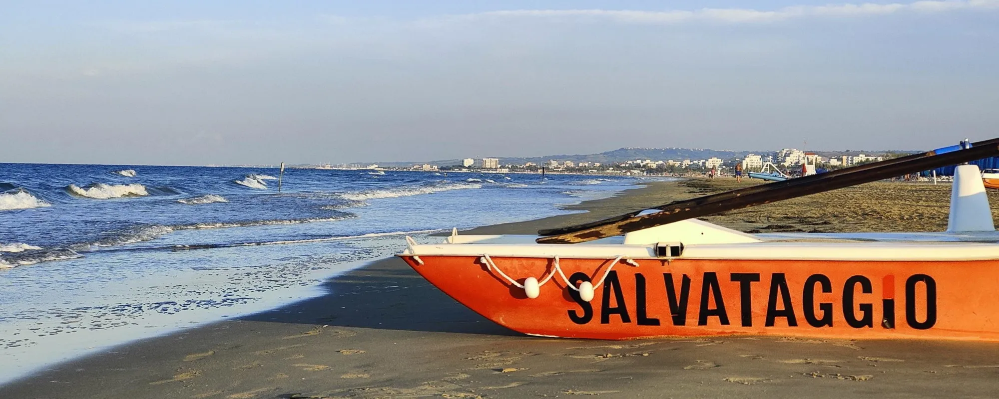 Il bagnino si tuffa per salvare una coppia in mare: finisce in tragedia