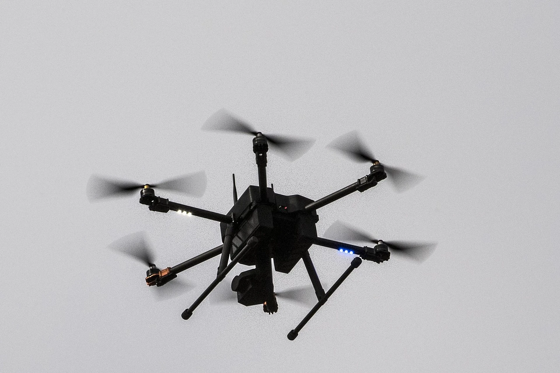 Friuli-Venezia Giulia, contro gli immigrati arriva il super drone: "Avvisterà chiunque varchi il Carso"