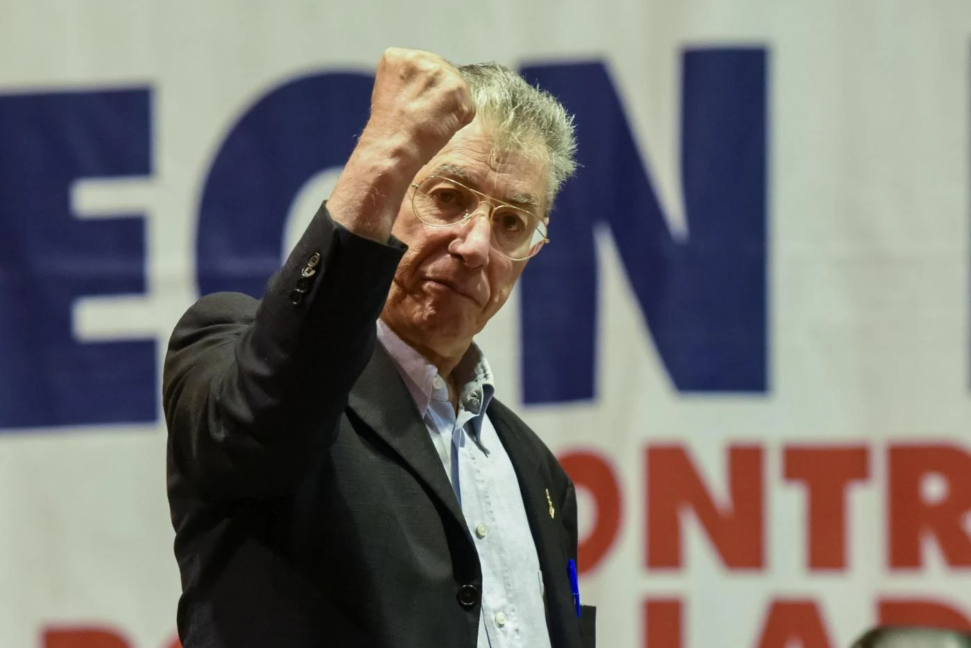 Umberto Bossi al congresso della Lega replica agli invidiosi: "Col ca...o che è un funerale"