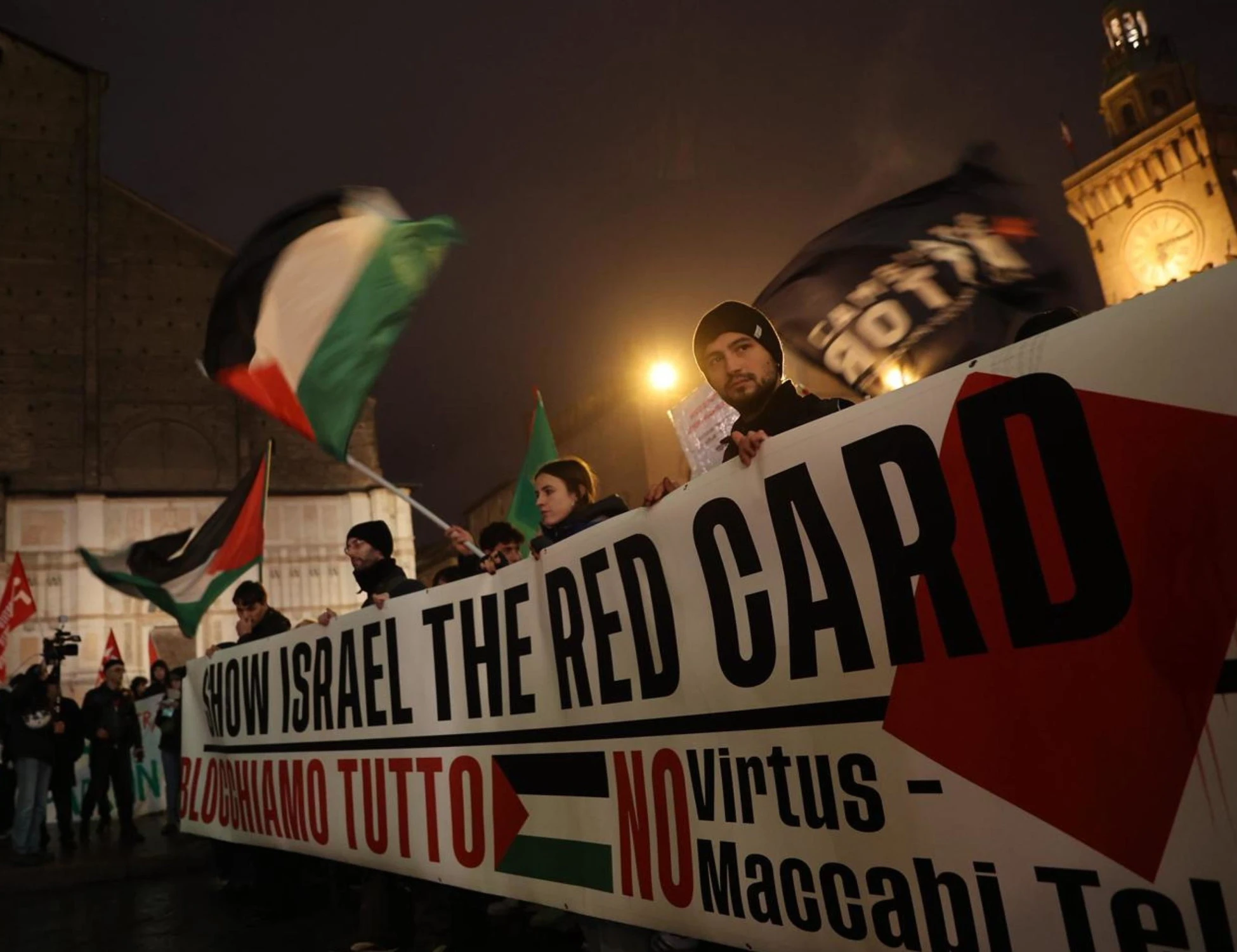 Bologna, chi hanno identificato in piazza: Lepore e Pd spalle al muro