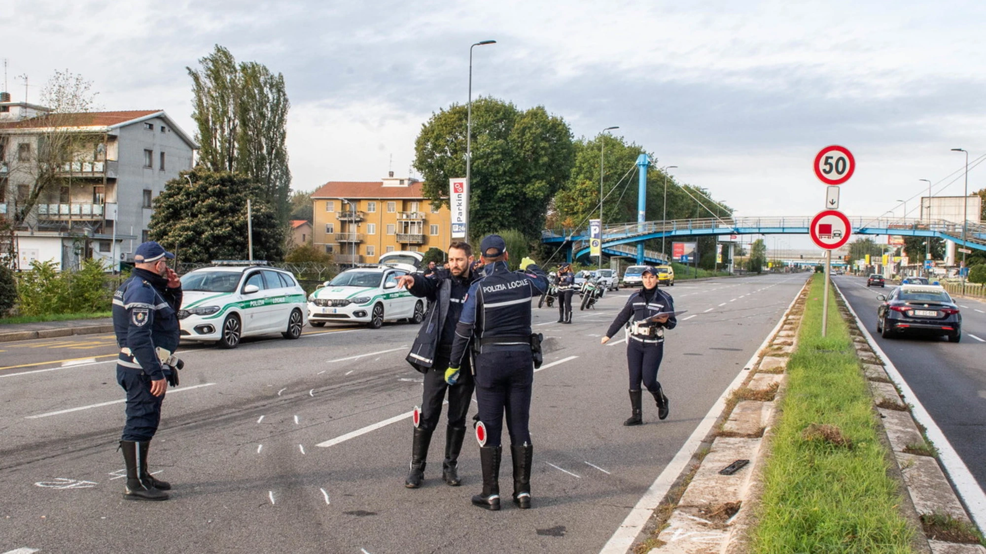 Orrore a Milano, si schianta in moto e muore decapitato
