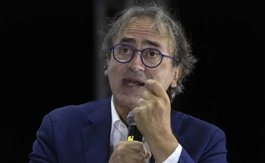 Bollo auto, la mossa di Meloni fa impazzire Angelo Bonelli: "Cetto La Qualunque"