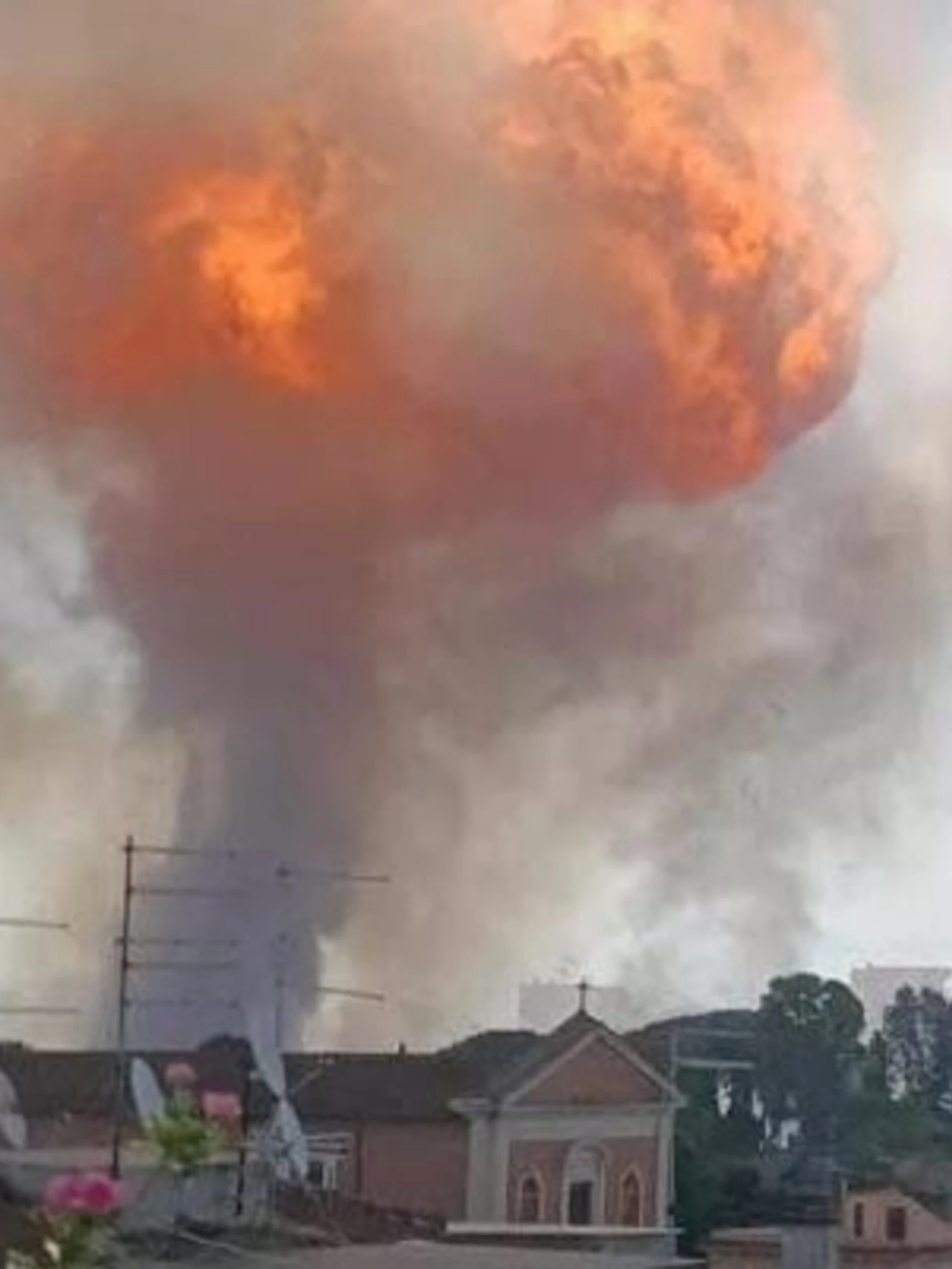 Roma, esplode distributore di benzina: "Diversi feriti", palazzi danneggiati
