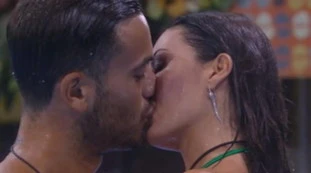 Elisabetta Gregoraci, scomodissima verità sul GfVip: "Il bacio con Pretelli? Ho dovuto farlo"