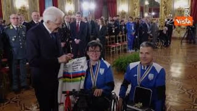 Mattarella riceve atleti paralimpici, l'abbraccio al Quirinale