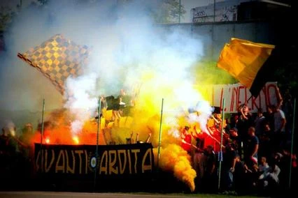 Raid squadrista sugli spalti con spranghe: 6 tifosi dell'Ardita in ospedale