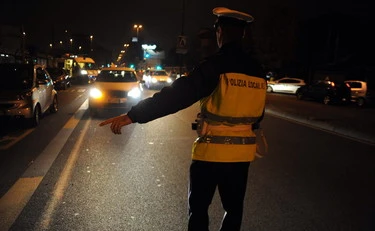 Catania, fuggono all'alt e si scontrano contro la polizia: chi c'era dentro l'auto
