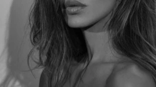 Belen Rodriguez slaccia il reggiseno: lo scatto dal petto in giù è clamoroso